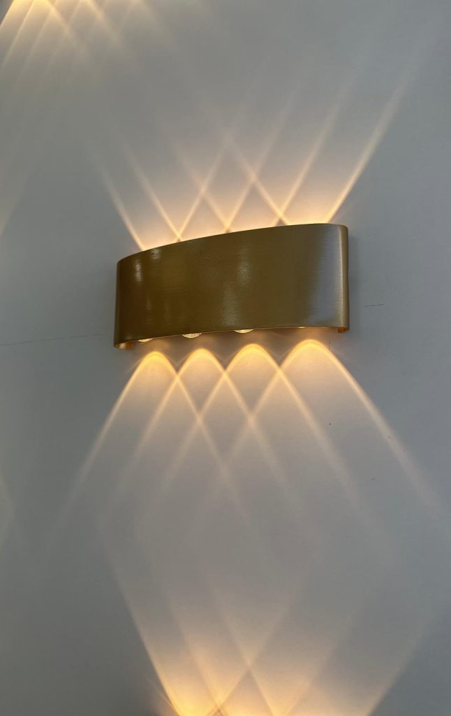 צמוד קיר UP/DOWN 8W זהב